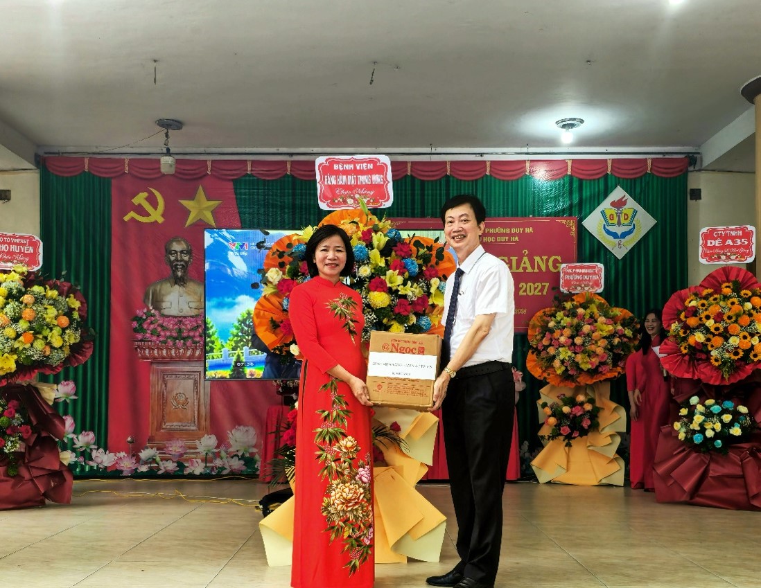 Trao quà cho học sinh và giáo viên các trường học tại phường Duy Hà, tỉnh Binh Bình